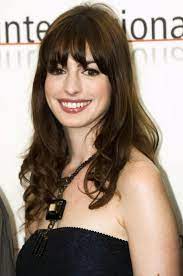 Anne hathaway sfoggia un look rosso fuoco accompagnato dall'hairstyle bon ton con la frangia (laterale) protagonista. Anne Hathaway Beauty Evolution Dell Attrice Amica Foto 2