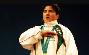 La medallista de oro en halterofilia en sidney 2000, ya había tenido problemas de salud, y esta tarde tuvo un infarto al miocardio que le provocó la muerte. Mujeres Del Olimpo Soraya Jimenez Lideres Mexicanos