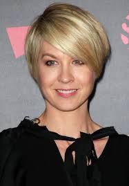 This short hairstyle is shorter in the back and gradually gets longer in the front. Pin On Hair