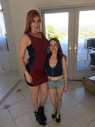 Alice Merchesi VS Lauren Phillips - 9GAG