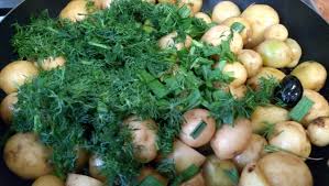 3.cand cartofii sunt gata(verificati cu scobitoarea) se. Cartofi La Tigaie Cu MÄrar Èi Usturoi ReÈeta De Post De Care Nu Te Mai Saturi Dcnews