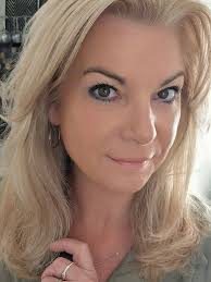 Monique Van Zessen (@moonv6) • Instagram photos and videos