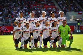 Die deutsche fußballnationalmannschaft der frauen ist die von dem verantwortlichen bundestrainer bzw. Nach Wm Generalprobe In Regensburg Fussball Frauen Nehmen Euphorie Mit Nach Frankreich Sport Idowa
