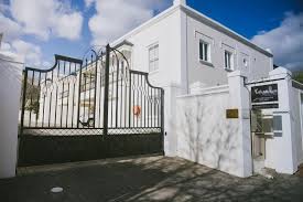 Other surnames died out or were lost in the marraige of daughters (like de ruelles). Maison Des Huguenots Le Roux Franschhoek Aktualisierte Preise Fur 2021
