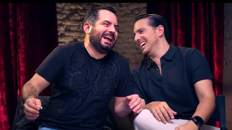 💬 José Eduardo Derbez explica por qué estuvo distante de Vadhir durante años: la distancia, distintas madres y agendas ocupadas limitaron su convivencia.