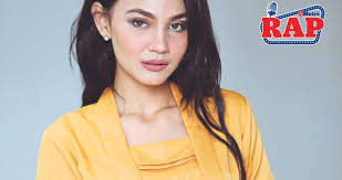 Bergelut dengan ular sawa