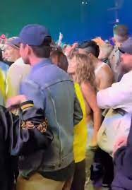 Toda una Little Monsters. Karol G fue captada disfrutando del show de Lady  Gaga en el festival de Coachella 2025. . . . . (Video: RRSS) #karolg  #ladygaga... | By Quién | Facebook