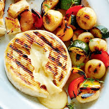 Brie Chaud Et Legumes Grilles Fan De Brie Au Four Vous Adorerez Cette Version Estivale Sur Le Gril Et Ses Legumes Marines A Servi Food Food And Drink Recipes