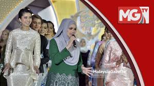 Sitinurhaliza #laguraya #koleksilaguraya semua lagu kompilasi adalah milik suria records sdn bhd koleksi lagu ini. Siti Nurhaliza Pamer Koleksi Blossom Raya Creacion Youtube