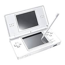 Introducida en 2009, la nintedo dsi agrega una pantalla más grande, así como también dos cámaras, una apuntando hacia el jugador y otra desde el mismo. Amazon Com Nintendo Ds Lite Renovado Blanco Polar Video Games