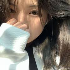 Daphne Bray's Instagram, Twitter & Facebook