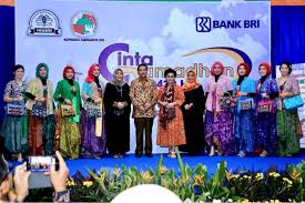 Sebelum melihat beberapa model kebaya kutu baru yang akan kami sajikan sebaiknya anda harus mengetahui dulu bagaiman ciri khas dari kebaya ini. Jenny Rachman Gelar Bazar Cinta Ramadhan Ganti Nama Tribunnews Com