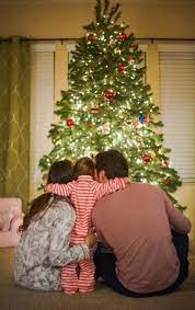 15 Ideas For Holiday Pictures Family Indoor Family Holiday Pictures Christmas Family Photoshoot Family Holiday Photos