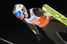 Skispringen ist ein wintersport, bei der ein sportler auf skiern eine skisprungschanze hinabgleitet, um geschwindigkeit aufzunehmen, dann am schanzentisch abspringt und versucht, möglichst weit vor dem aufsetzen auf dem boden zu fliegen. Nach Horror Sturz Thomas Aasen Markeng Schwer Verletzt Skispringen Com