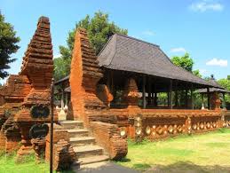 Penamaan ini dilatar belakangi dari bentuk atap rumah. Mengenal 7 Nama Rumah Adat Jawa Barat