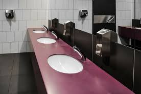 Le dimensioni minime del bagno di una abitazione, per esempio, devono essere di almeno 3,5 metri quadrati, e nel caso di abitazioni che abbiano una per quanto riguarda l'altezza minima del bagno, invece, le normative prevedono che l'altezza minima interna stabilita per tutte le stanze della casa, e. Come Arredare Un Bagno Pubblico Cosa Non Puo Mancare Rubinetteria Shop