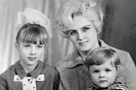 Трудовая биография дочки военного, родившейся в 1961 году, началась с ранней юности. Biografiya Eleny Yakovlevoj