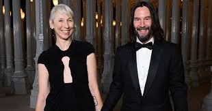 Keanu Reeves nắm tay bạn gái trên thảm đỏ