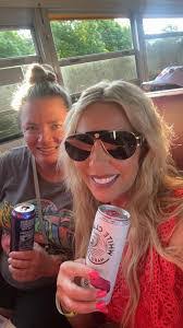 Kari Beckham's Instagram, Twitter & Facebook