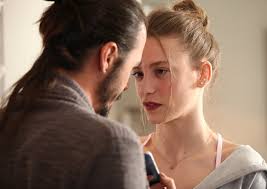 Dipler daha koyu, uçlar daha açık renktir. Serenay Sarikaya Sac Modelleri 2018 Sac Modelleri Ve Renkleri