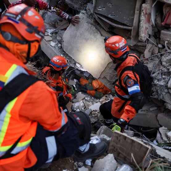 Milagros bajo los escombros: las historias de vidas salvadas tras el doble  terremoto en Venezuela - France 24