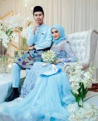 Bagi kamu yang akan melangsungkan prosesi tunangan maupun lamaran bisa menggunakan model baju batik kombinasi ini. 20 Inspirasi Baju Tunang Simple Tapi Cantik Lamaz Morradean