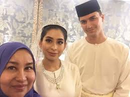 Princess tunku tun aminah sultan ibrahim, 31, the only daughter of the sultan of johor, tied the knot with dennis muhammad abdullah, 28, capping a romance of over three years. Pengalaman Solekkan Tunku Tun Aminah Jurusolek Saidatulnisa Buka Rahsia Puteri Johor Gempak