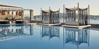 Greece banned music in restaurants and bars and restricted movement on its popular holiday island of mykonos on saturday after a rise in new coronavirus infections there. Mykonos News Hintergrunde Ahgz