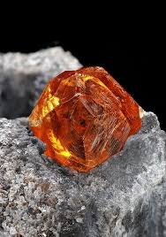 Spessartine Garnet Spessartin Inogda Oshibochno Nazyvaemyj Spessartite 5 Predstavlyaet Soboj Raznov Minerals And Gemstones Rocks And Minerals Mineral Stone