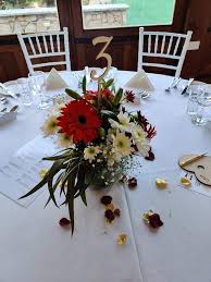 Make your wedding a winter wonderland by decorating with winter wedding flowers that enamor and enchant. Christmas Themed Wedding Flowers By Anna Zammit Facebook