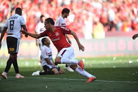 See more of jogo do são paulo ao vivo on facebook. Internacional Leva Susto Vira O Jogo Vence Sao Paulo E E O Vice Lider Do Brasileiro Rdnews Portal De Noticias De Mt