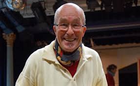 Erwin Hecker malt die Bühnenbilder der Festspiele Wangen