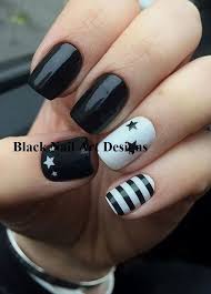 Blanco y negro en esta decoración de uñas donde solo los puntos abarcan de un costado pero ademas cada punto tiene diferente dimensión y tamaño. 30 Wunderschone Schwarze Nagel Design Fur Short Square Black Style Nails Black Design Fur Nag Disenos De Unas Negras Manicura De Unas Unas Negras