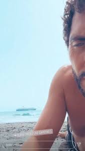 Burada bir genç kızı canlandıran ester exposito aynı yıl centro medico 1 bölüm dizisinde rosa martin karakterini canlandırmıştır. Paco Leon El Luisma Presume De Su Estancia En Tenerife Y Se Da Un Bano En Las Gaviotas