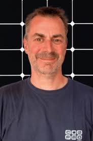 Michael lager foran solcelle