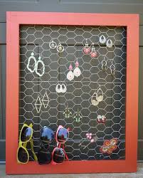 Présentoir sous forme d'arbre à bijoux pouvant contenir une vingtaine de paires de boucles d'oreille. 1001 Idees Simple Et Pratique Le Porte Boucle D Oreille Maison