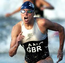 Y mientras que un pequeño porcentaje de ellos tienen su atención puesta en la máxima competencia del triatlón, el campeonato mundial ironman en hawái, la gran mayoría de los participantes solo piensan en terminar un triatlón. Distancias Del Triatlon Guia Fitness
