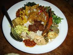 Sate lilit, jungkut urap, sambal matah, ayam suwir, teri kacang dan ada pula yang menyajikan nasi campur bali dengan pilihan lauk berupa daging babi. Nasi Campur Wikipedia