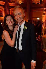 Facebook gives people the power to share and makes the world more open and connected. Tutti I Canti E I Balli Di Marco Travaglio Al Matrimonio Ferrucci Chiocchetti Foto Di Pizzi Formiche Net