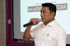 Kediri, jawa timur, indonesia, 8 juli jenderal tni (purn) dr. Sekolah Di Jombang Moeldoko Kucing Kucingan Dengan Kondektur Bus Beritajatim Com