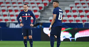 Une équipe paramédicale est disponible en cas d'urgence. Equipe De France Griezmann S Offre Mbappe Pour Une Fortune Son Point De Chute Ne L