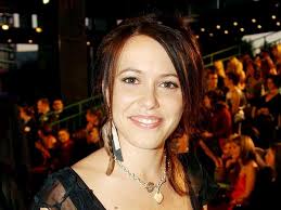 Ex Neighbours star severs finger