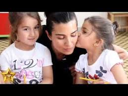 هل شاهدت بنات الممثلة التركية توبا بويوكوستن لميس ـ صور حديثة للتوأم Youtube Creative Pictures Couple Photos Actors