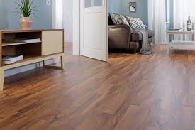 Umesto daske moze medijapan ploca debljine 1cm, da bude isto kao stiropor, isecena po dimenzijama ta peci ili malo sira. Amerikanisch Nussbaum Schiffsboden Light Laminat Interio Deinetur De