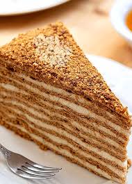 Stuck Von Einem Honigkuchen Russischer Kuchen Medovik Mit Walnussen Zutaten Und Das Rezept Von Dem Honigkuchen Medovik Fi Baumkuchen Honey Cake Russian Cakes