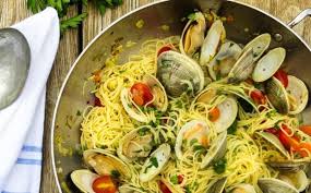 Distribute the zucchini to the top of each plate. Ricetta Spaghetti Con Vongole Veraci E Pomodorini Rossi Cook