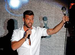 Ricky martin a quien quiera escuchar la mordidita. Ricky Martin Starportrat News Bilder Gala De