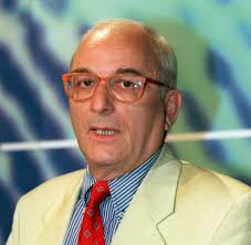 Toenz war für seinen trockenen präsentationsstil in der kriminalsendung bekannt, in der. Tv Moderator Aktenzeichen Xy Legende Konrad Toenz Ist Tot Welt