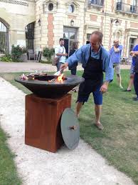 Le Chef Ludovic Laurenty Du Chateau De Perreux Cuisine Sur Le Brasero Plancha Ofyr Churrasqueira Moderna Churrasqueira Casas