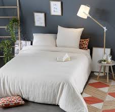 La composition et la texture de la housse de couette de 260 x 240 cm de stof en font un ami fiable du sommeil doux et paisible. Parure De Lit En Lin Lave Beige 240x260 Maisons Du Monde